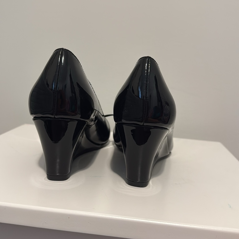 New Rialto Freda wedged shoes patented faux leather size 8, fits 7.5 - Picture 3 of 7